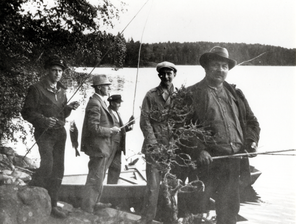 Fiskafänge vid Stora Harsjön i Össeby-Garn.  Fr v står Nisse Andersson, okänd man som är svåger till Gottfrid Andersson, Gottfrid Andersson, Sven Dahlbeck och hans far Karl Dahlbeck