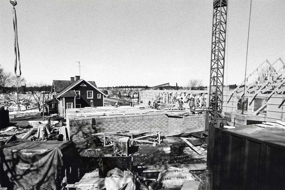 Det nya församlingshemmet Mathiasgården byggs mellan Klockargården och prästgårdsarrenatorns bostad. Utsikt över bygget mot väster