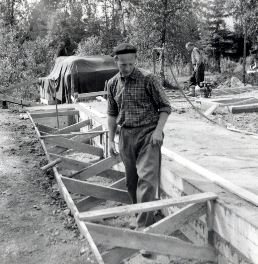 Villabygge på Norrängsvägen 5.  Bengt Gustafson inspekterar gjutformen för fördelningsgraven.  I bakgrunden syns