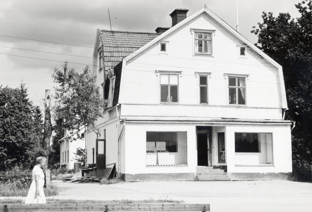Georg Tibells affär  vid  Allévägens  början invid Vallentuna järnvägsstation.  Affärshuset revs 1962.  På dess plats uppförde Konsum ett hus med affär i bottenvåningen och folkbibliotek och Försäkringskassa i övervåningen.  Huset är nu ombyggt och har fått namnet Torghuset
