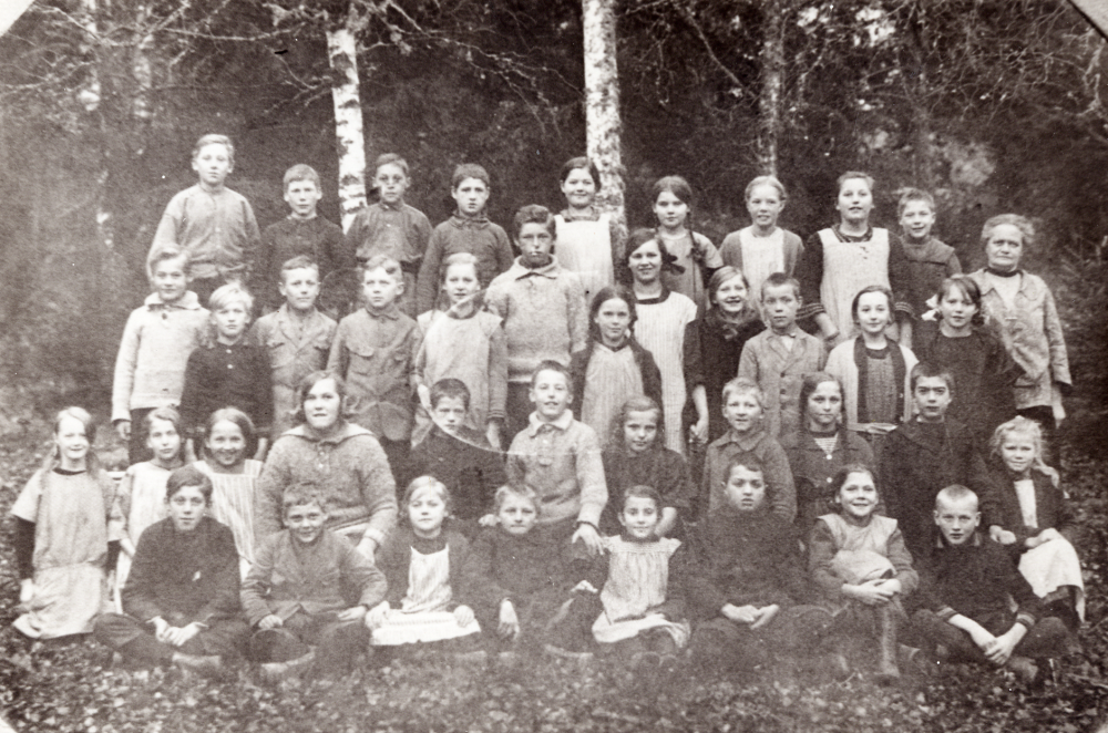 Lärarinnan  Mariana Nordenmark  tillsammans med skolbarnen vid  Berga skola.  Fröken Nordenmark tjänstgjorde ca 35 år vid Berga skola.