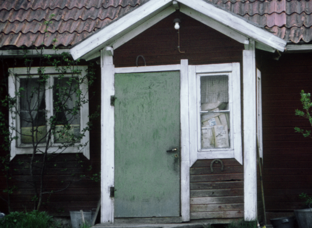Vid Norrtorp. Fotografiet ingår i bildserien Några torp i Vallentuna 1970 som köptes av Vallentuna kommun. Dokumentationen gjordes mot bakgrund av den snabba förvandling av kulturlandskapet som skett och ännu sker. Många torp anlades under den svenska landsbygdens folkökning under slutet av 1700-talet och decennierna framöver. Dessa torp och små gårdar försvinner alltmer då de inte längre är lönsamma. Kulturmiljö.