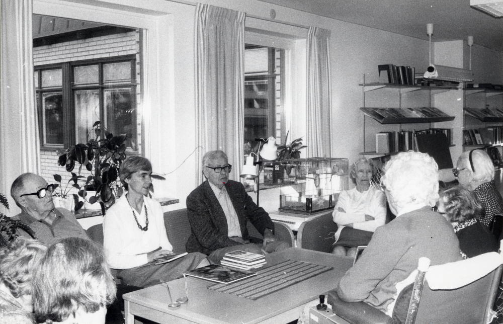 Anna Brynell från Vallentuna bibliotek har bokprat på Väsbygårdens dagcentral och ger tips på bra böcker och läser högt ur någon bok. Fr v Sven Wass Anna Brynell, Elisabet Svedfelt Vera Eliasson och Greta Berglund De två huvudena t h är Rut Lundqvist? och Sally Johansson