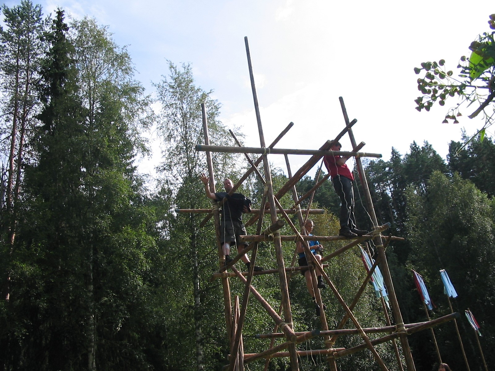 Personer som klättrar i en träställning