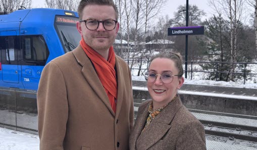 Johan Skog, kommunstyrelsens ordförande, och Camilla Blacker Wallinsson, ordförande i barn- och ungdomsnämnden, vid tågstationen i Lindholmen