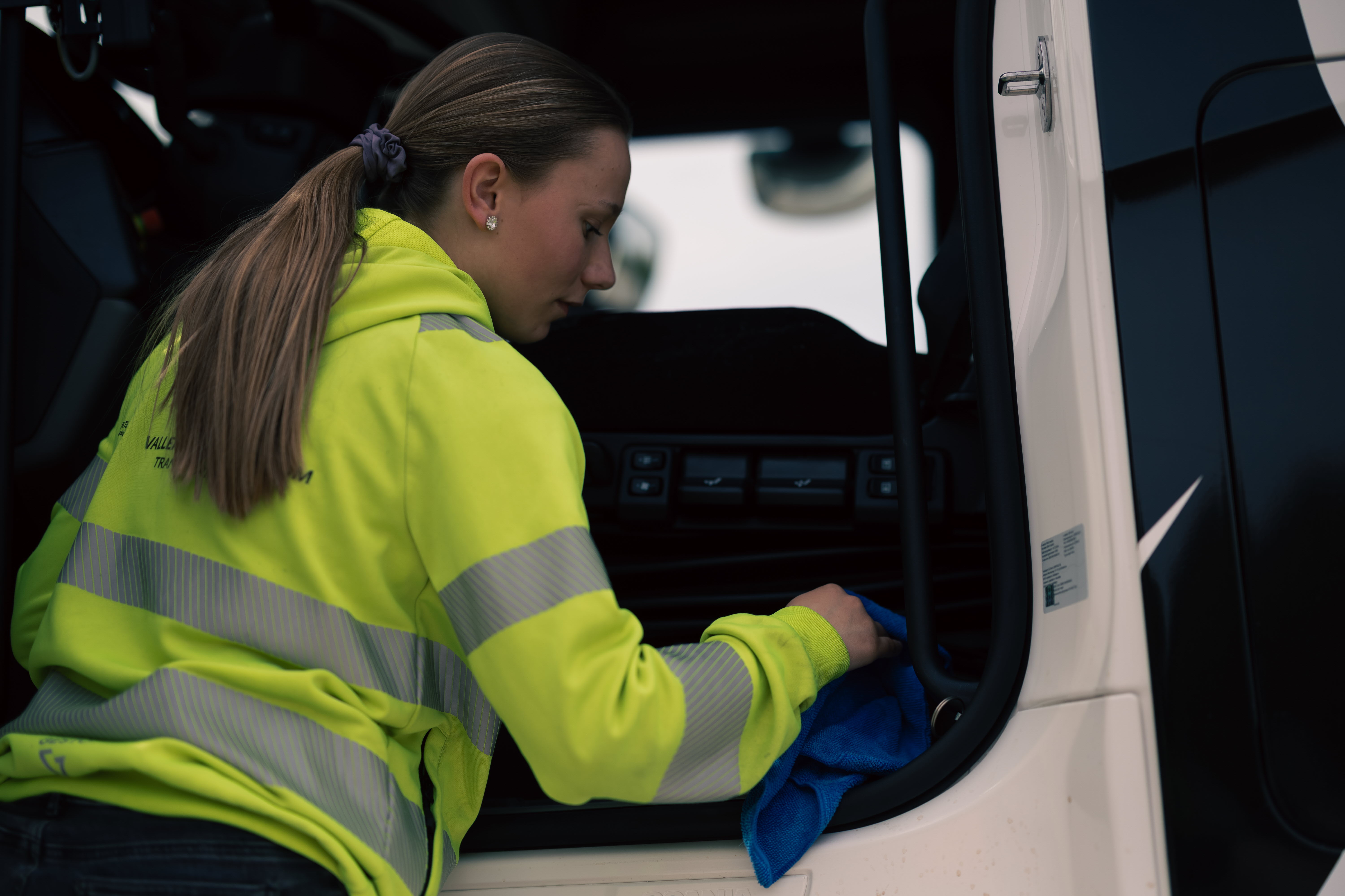 Elev ser över interiören i lastbil.