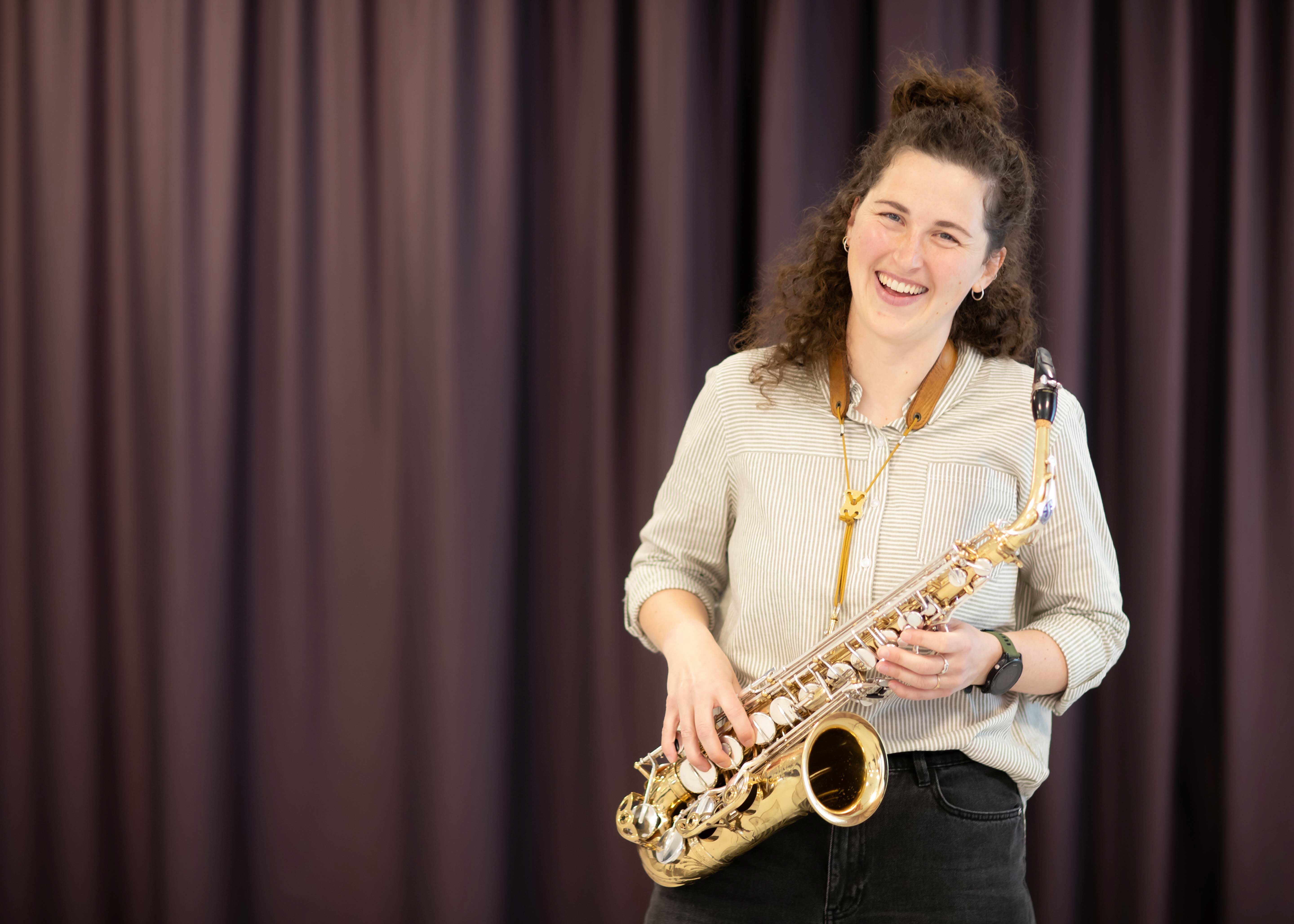 Porträtt av  Amelie med saxofon i handen