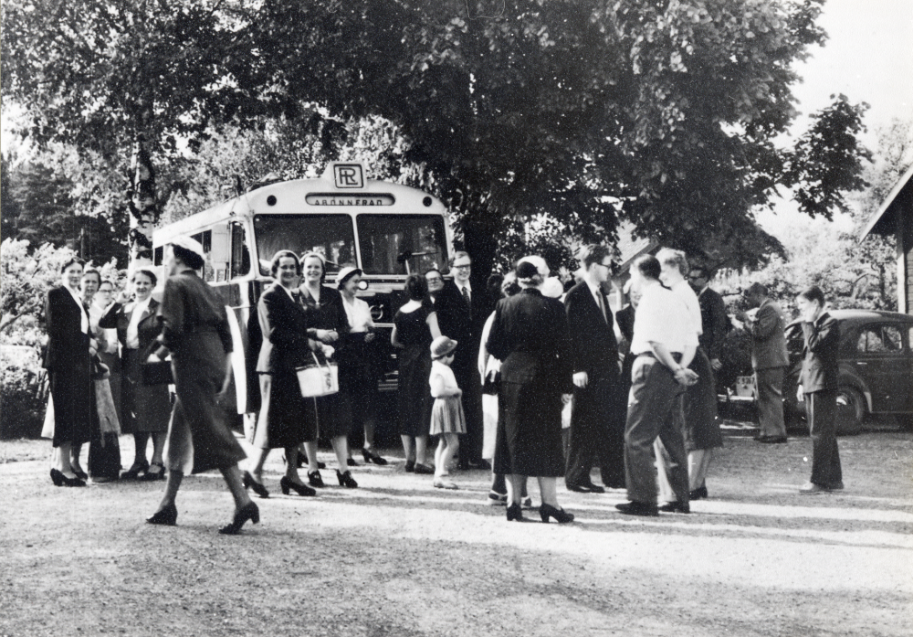 Vallentuna kyrkokör har rest till Uppsala-Näs kyrka för att sjunga.  Fr v  Evy Lööf, okänd, okänd, Maja Strandberg,   Majken Jansson,  Aina Bornholm, Brita Ekström, Dagmar Westling, Katarina Vängby, flickan Eva Gustavsson, ? Svenander, Staffan Vängby, Anna Fougman, Olga Jansson, okänd, Erik Molin, okänd, Gösta Bornholm, Monica Lööf, Gunnar Rickberg, okänd, okänd. Körmedlem Aina Bornholms mamma boddde i Skärfelten