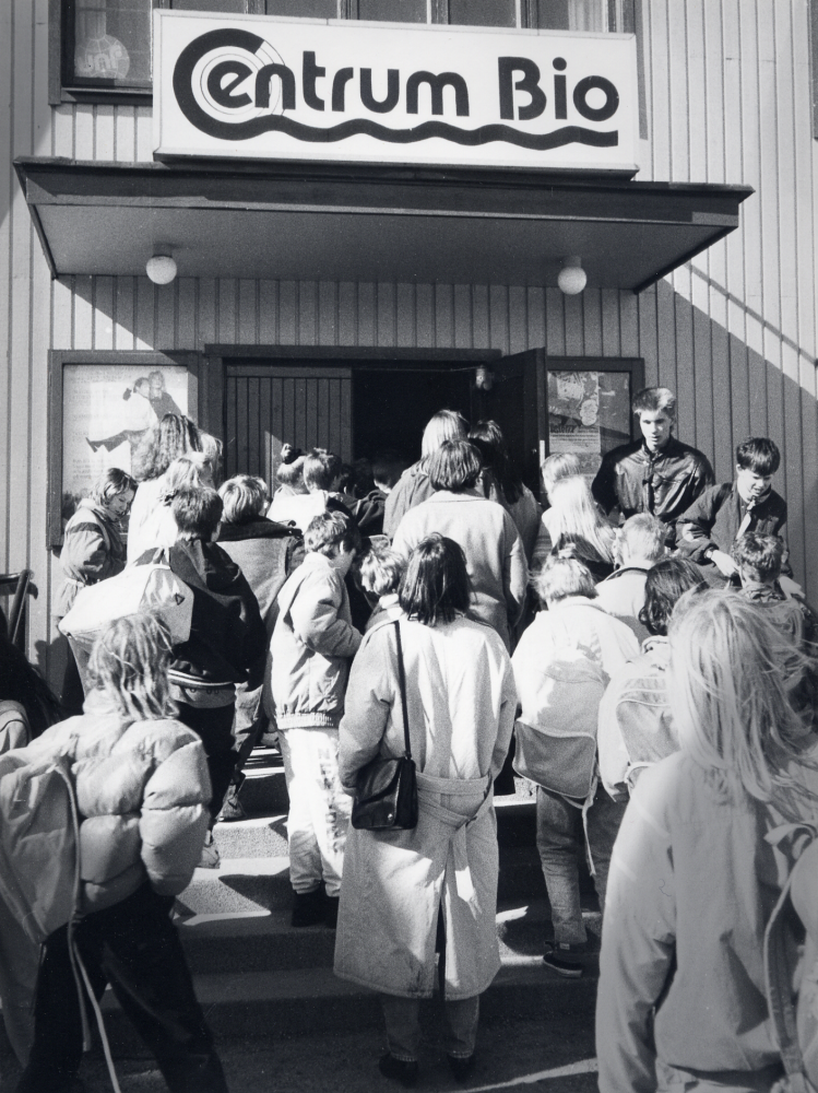 Många människor på väg in till en föreställning i  Centrum-Bio. Huset byggdes 1938. Den 10:e mars 2013 gavs den sista föreställningen. Filmen Små citroner gula drog 41 besökare.