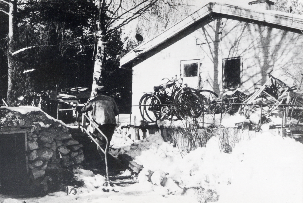 Hjalmar Pettersson, "Cykel-Hjalmar" bodde själv i ett hus på Lindholmsvägen mitt emot Nyborg vid avtagsvägen mot Molnby. Han levde på att reparera cyklar, mopeder och gräsklippare, ev slipade han också knivar. Han hade egna små auktioner med cykeldelar m m. Han dog i början av 1970-talet och var då i 75-års åldern. Här går han upp mot sitt hus