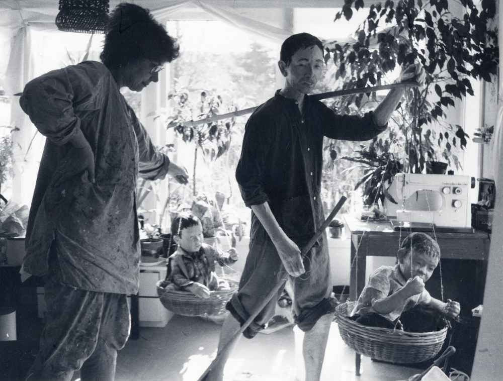 Eva Rahmqvist har gjort dockor i naturlig storlek till SIDA. Dockorna är i naturlig storlek – en man från Sydostasien med två barn i korgar som han bär över axeln på en käpp.  Dockorna har tillverkats i Evas ateljé i Bällsta