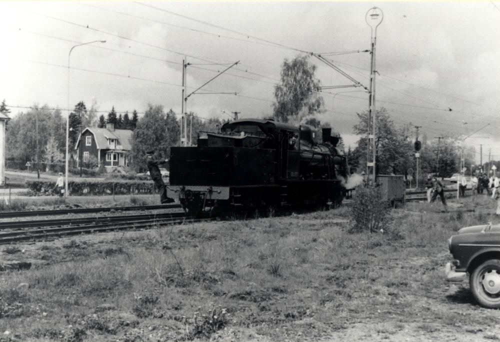 Vallentuna järnvägsstation.  Museiföreningen Stockholm-Roslagens järnvägar har utfärd med lok Gp 3132, föreningens första och största ånglok (har tidigare ej trafikerat Roslags- banan), helt nyrenoverat.  Utfärden gick mellan Stockholm och Uppsala Ö, en resa på 12 mil.  Vid uppehållet i Vallentuna kopplades till tåget två vagnar  med slipers och räls från det stickspår till järnvägsstationen där man tidigare transporterat tegelprodukter  från Vallentunatuna tegelbruk och Åby tegelbruk