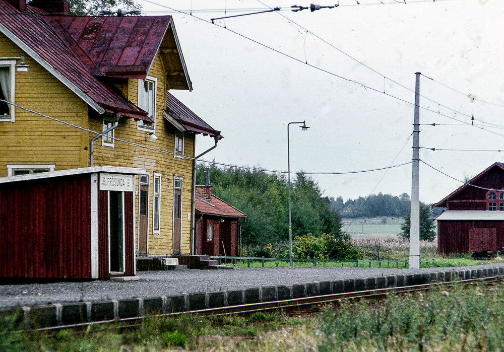 Frösunda station med stationshuset. Till höger om stationshuset syns Stinsens tvättstuga och längst till höger det gamla godsmagasinet. Stationsmiljön i Frösunda, med stationshuset, Stinsens tvättstuga och godsmagasinet är ett mycket väl bevarat exempel på hur det såg ut när järnvägen invigdes och byggnaderna utmed banan stod klara. 
Bildserie: Vallentuna på 1960-talet.