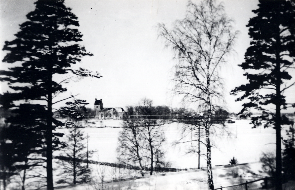 Utsiktsbild från Skolhagen i Bällsta mot Vallentuna kyrka