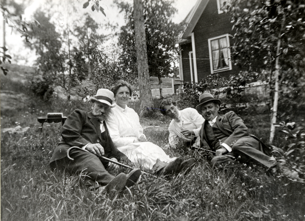 Kaffe  i gröngräset.  Fr v  Sabel   fru Thimgren   fru Sabel  och  C L Thimgren  samlade utanför Thimgrens stuga på  Skolvägen   C L Thimgren var med när  Vallentuna socialademokratiska arbetarekommun  bildades 1914