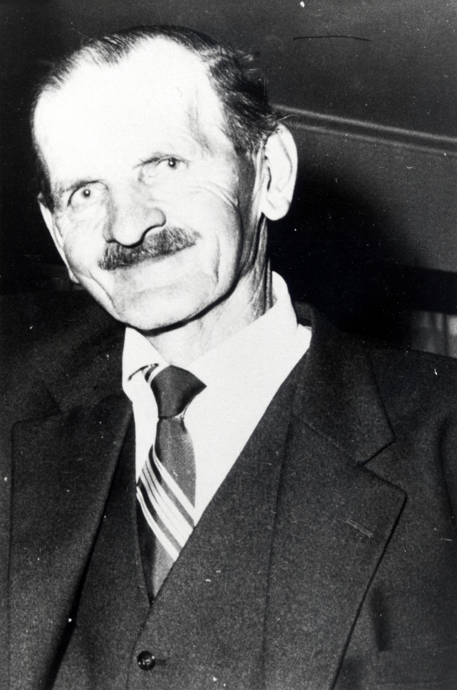 Åkare Elis Hedlund, på byn ofta kallad "Hedlund med hästen".  Han föddes 16 juli 1897 och avled 6 juli 1975.  Under åren bodde familjen med 8 barn, 6 flickor, 
Margit, Helfrid, Gullan, Elsie, Ingegerd och Marianne samt 2 pojkar, Henry och Sture, på flera olika ställen i Vallentuna,  1928-1930 i Gallmossen, 30-31 på Bällsta gård, 31-32 i Rutsborg i Fattistu´backen, 32-33 i Kristineborg, 33-34 i Lundby i hörnet av nuv.  Karlsbergs- och Björnbodavägen.  Därefter flyttade familjen till Kristineberg för gott.