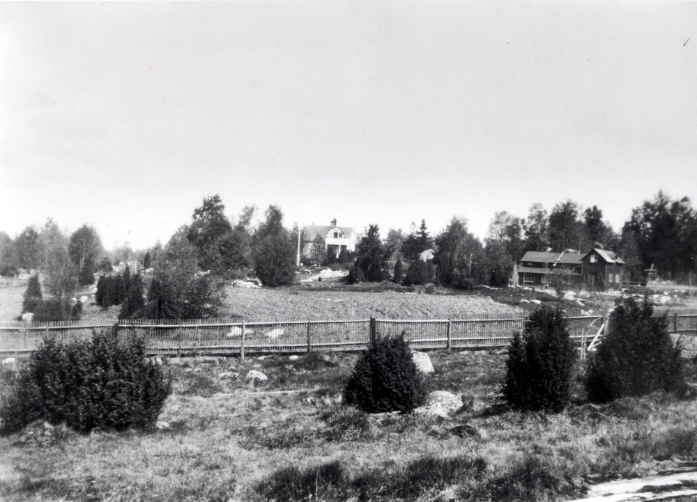 Solsta byggdes 1922 som bostad för C M Carlsson, hans hustru Hilma och sönerna Hans,  Lennart. och Bo.  Tomten, vars  yta var nära 10 000 m2 ,  köptes 1921 från Ormsta gård mark.  Den vara stor nog att rymma en rejäl trädgård som kunde bidra till familjens försörjning.  Staketet som löper tvärs över bilden skiljer tomten från syster och svåger Marie-Louise och Claës Schrams sommarbostad Schramsta.  T h har ett stort hönshus byggts mot tomtgränsen till huset Sigridslund, senare bostad för "Brännar-Pelle " med familj