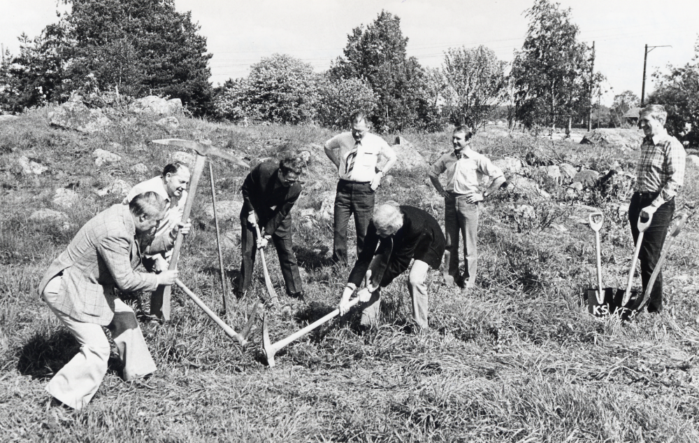 Första spadtaget vid byggandet av Hammarbackskolan. F r v Nils-Erik Magnusson fastighetskontoret, Nils Sjöström skoldirektör, Nils Erik Pehrson drätselkontoret, Carl-Erik Wikström kommunalråd, Gunnar Käller kanslichef, Göran Wetterlundh skolstyrelsens ordförande och Ingvar Lidskog kommunalfullmäktiges ordförande