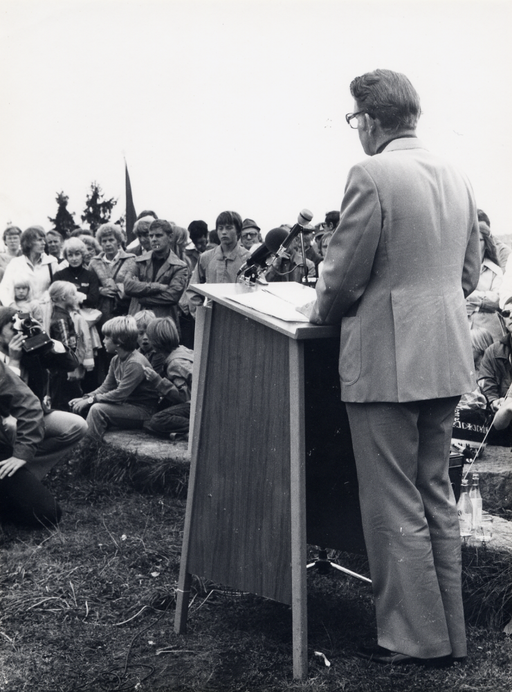 Centerpartiet  har  valmöte  vid  Väsby kvarn  I talarstolen står centerledaren  Thorbjörn Fälldin  och framför honom en stor mängd åhörare