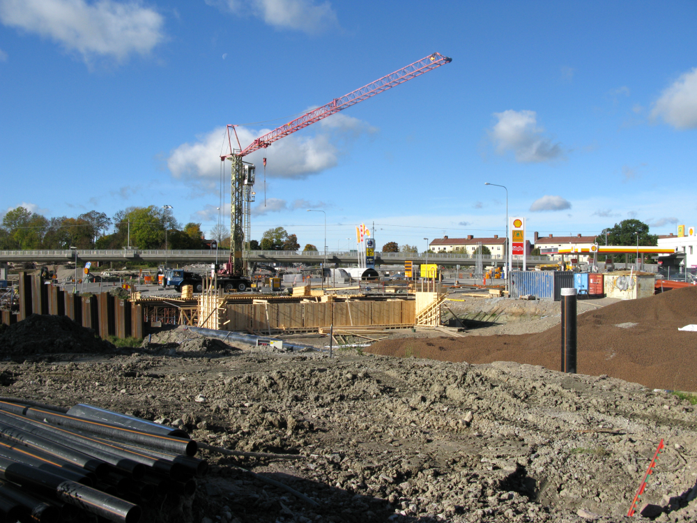 Angarnsvägens anslutning till Stockholmsvägen byggs om i samband med att Roslagsbanan får en ny sträckning på den nybyggda järnvägsbron som ses i bakgrunden.
