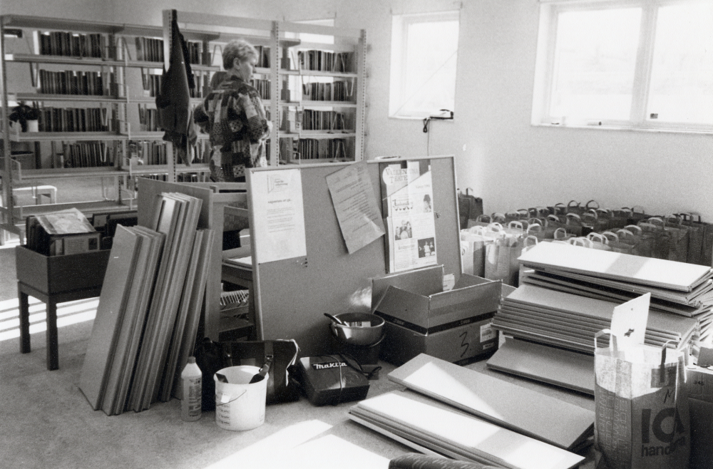 Karby bibliotek får nya lokaler vid Karby torg i samarbete med ICA och posten.  Ombyggnadsarbeten pågår.  Posten upphörde i Karby, ICA övertar den verksamheten och öppnar inom kort Post i butik.  Gunvor Svensson arbetar för att få biblioteket iordningställt till invigningen den 24 april