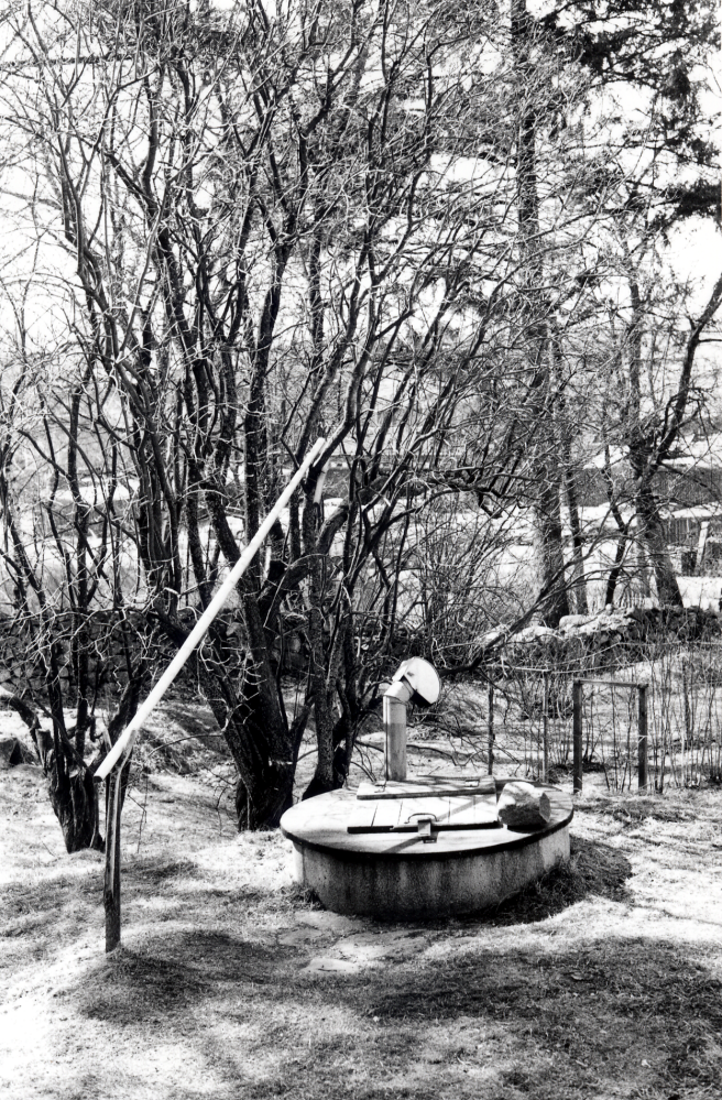 Brunnen vid Åbyberg i hörnet av Lindholmsvägen och Lingsbergsvägen strax före rivningen före bygget av bostadsrätterna med nuvarande adress Engelbrektsvägen. Huset hade inte vatten eller toalett inomhus