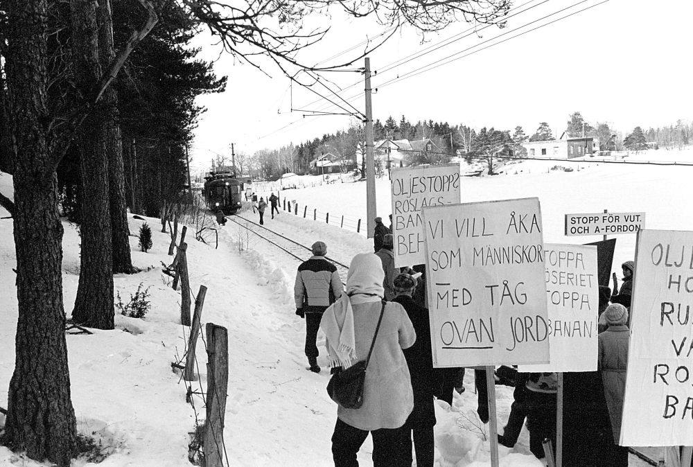 Föreningen Rädda Roslagsbanan protesterar inför hotet av nedläggning av järnvägen. Trafiken Kårsta-Rimbo upphörde i januari 1981.