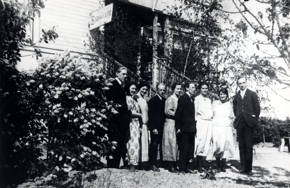 Sommaren 1924 har syskonen Gustafsson (samt några fler- samlats utanför föräldrahemmet Villa Edsberg i hörnet Allévägen - Mörbyvägen. Fr v okänd, Anna Gustafsson-Lindewall Jenny Gustafsson Sixten Palmblad med fästmön Mimmi Gustafsson Ernst Gustafsson Ester Gustafsson-Rejnegård Rut Gustafsson hade telefonstationen i Villa Edsberg.