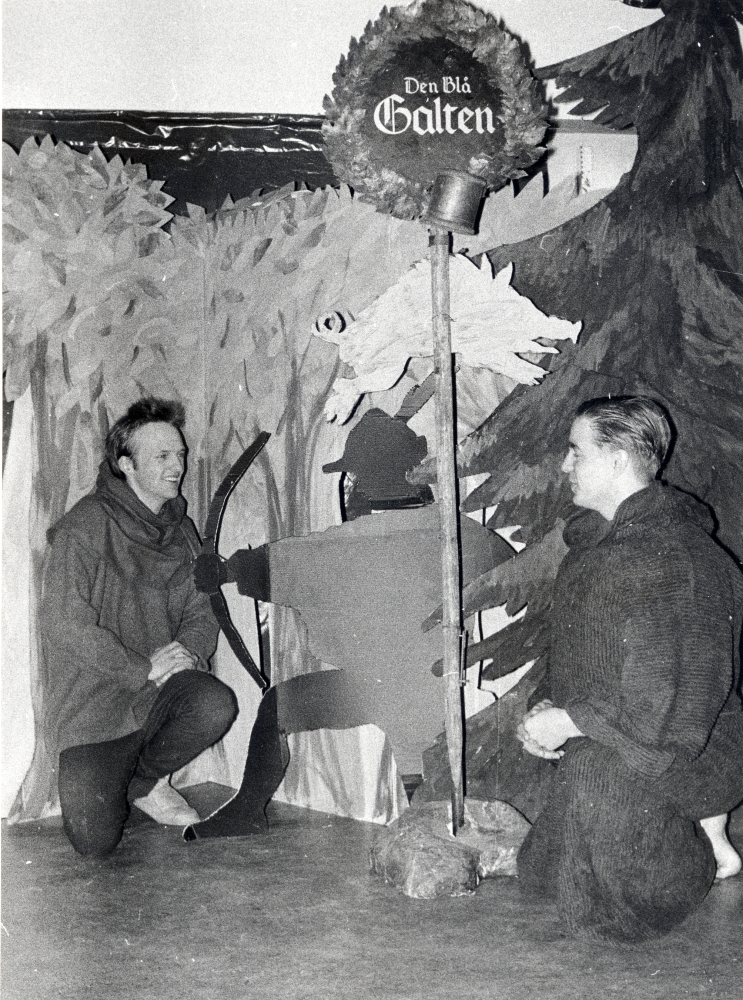 Robin Hood i Sherwoodskogen – en utställning i Vallentunasalen från Riksutställningar och Svenska filminstitutet om Robin Hood.  Skolbarn från Vallentuna har klippt silhuettfigurer till utställningen.  Vid visning för skolklasser ingick dramatisering av Per Norbäck som Robin Hood och ? som broder Tuck.  (Bilden är arrangerad efter utställningens slut)