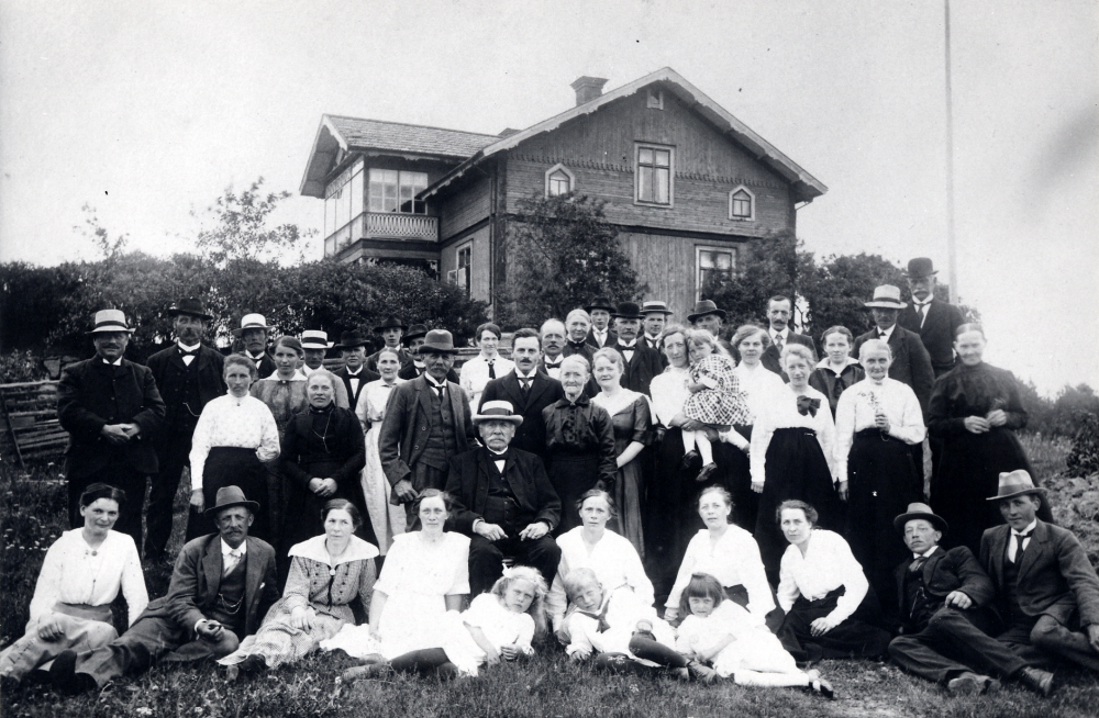 "Farfar"Sjöblom i Löt fyller 90 år och har fotograferats omgiven av släkt och vänner. Sittande barn i främsta raden fr v: okänd, Set Sjöblom, okänd. Sittane fr v: Anna Sjöblom, hennes make, Frans Sjöblom, Emmy Sjöblom, ? Sjöblom, Frida Sjöblom, Signe Sjöblom, ? Sjöblom, Ivar Sjöblom och John Sjöblom Stående fr v: okänd, Kalle Karlsson Gillberga, Sofie Jansson, Eriksson i Löt Ester Söderström Hansson i Kullängen fru Hansson i Karlberg Fritiof Sundell Edla Eriksson i Löt okänd, August Sjöblom Löt, farfar Sjöblom, Frida Gustavsson? August Söderström? Erik Edlind Inga Sjöblom Erika Sundell okänd, Jenny Johansson stinsen Gustavsson Johansson i Söderhall okänd, okänd, Ville Gustavsson Gillberga, okänd, Oskar Österlund handlare i Kårsta, okänd, Hilma Edlind Emma Sundberg Rickeby, Johan Jansson Rickeby, Karl Helling gästgivare i Kårsta, okänd