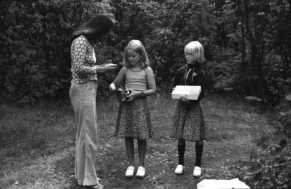 Två flickor säljer majblommor i gamla Haga.
•Fotografiet ingår i bildserien ”Vardagsliv i Vallentuna kommun” av Rachael Gough-Azmier & Gunilla Blomé, Haga Studios HB.
