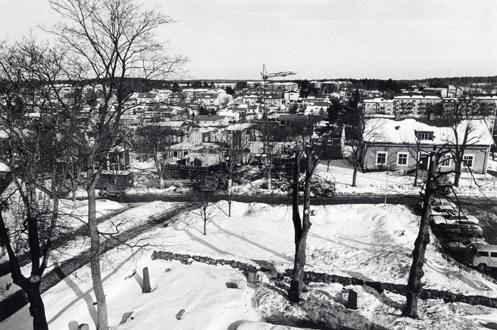 Det nya församlingshemmet Mathiasgården byggs mellan Klockargården och prästgårdsarrenatorns bostad.  Foto från kyrktornet i Vallentuna kyrka.  I bakgrunden syns villabebyggelse och bostadshus i Vallentuna centrum