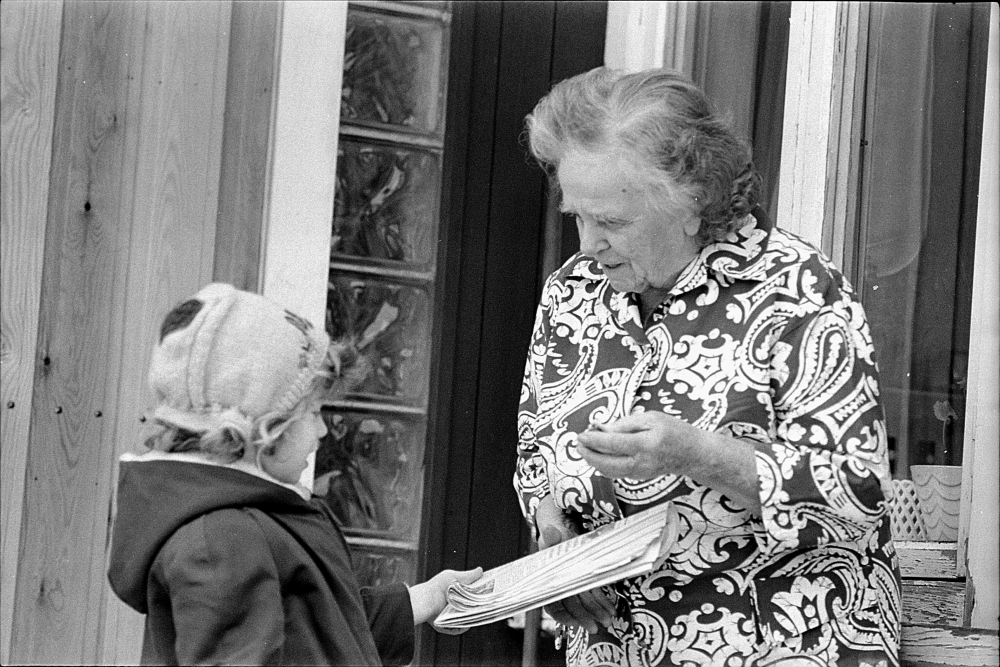 Hulda Roos bodde i Lagerlund (Torsholma 3:8) som änka under 1970-talet. Ibland hämtade grannens dotter Malin Hellsten tidningen åt henne i brevlådan en bit bort. Ofta fick Malin godis som tack för hjälpen.