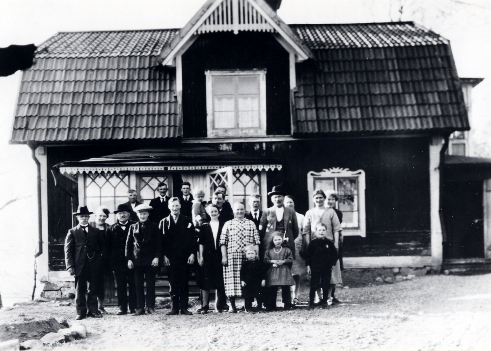 Utanför Övre Lundby gård står fr v Joël Johansson klädd i hatt, Signe Johansson, Albert Lundström, Algot Lundström, Erik Sjöman, okänd, Calle Sjöman, okänd, Knut Sjöman, Amanda Sjöman, okänd, Forsell? okänd, Maria Sjöman, Ragnar Sjöman, Karl Sjöman, Ottilia Sjöman och Ida Sjöman. Längst fram till höger står Ragnar och Ottilias barn Nils, Svea & Lennart Sjöman. (Nils Sjöman avliden 2004, Svea Sjöman avliden 2005 och Lennart Sjöman avliden 1971).
Karl och Maria Sjöman var föräldrar till Knut, Erik, Ida, Calle och Ragnar. Lundströms efterträddes som ägare till gården av Karl Sjöman.
Rättelse 2021-06-28: Enligt nya uppgifter är fotot är taget i början av 1930-talet, inte 1925 som tidigare angavs.