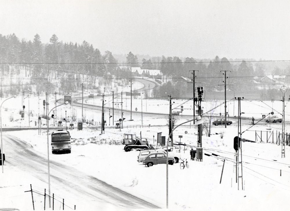 Angarnsvägen korsar Roslagsbanan. Parallellt med järnvägen Stockholmsvägen. Längst ner t v Industrivägen.