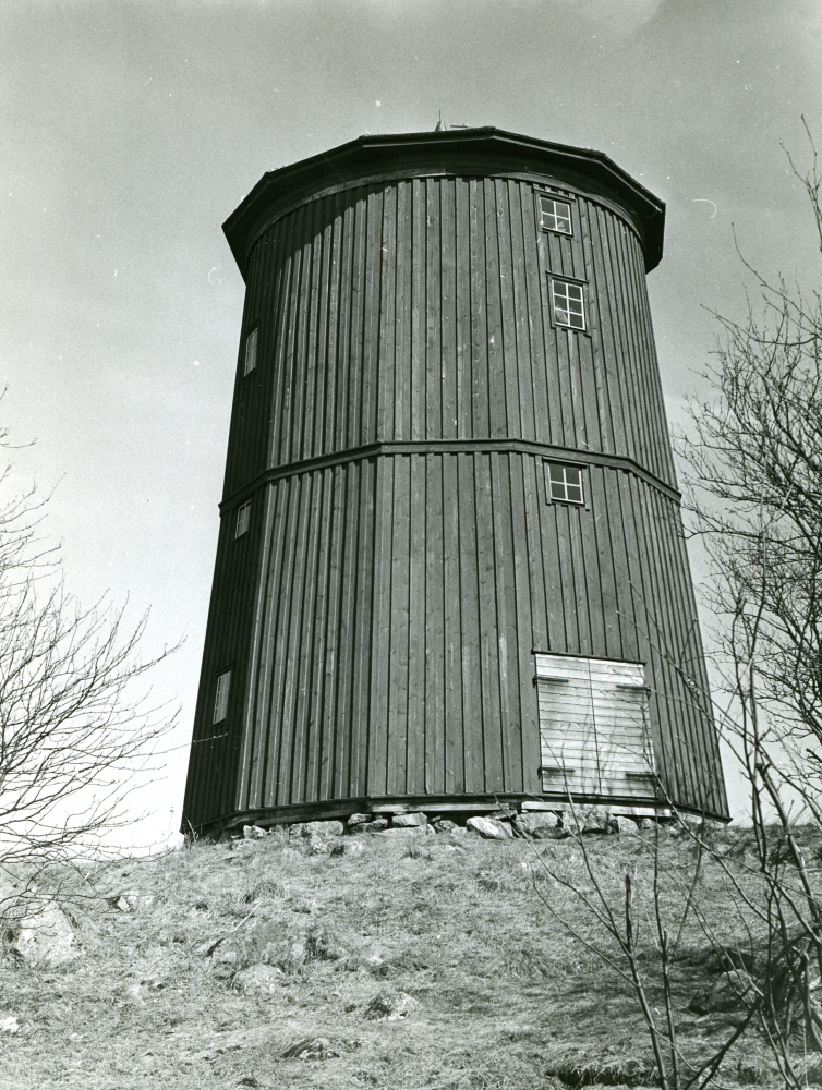 Kvarnen donerades till Vallentuna hembygdsförening 1959 från fröken Hanna Carlsson, Väsby gård.  Kvarnen restaurerades under flera år av Einar Levander från Lagga öster om Uppsala.  Vingarna invigdes i maj 1968, men blåste sönder redan under höststormen i Allahelgonahelgen 1969.