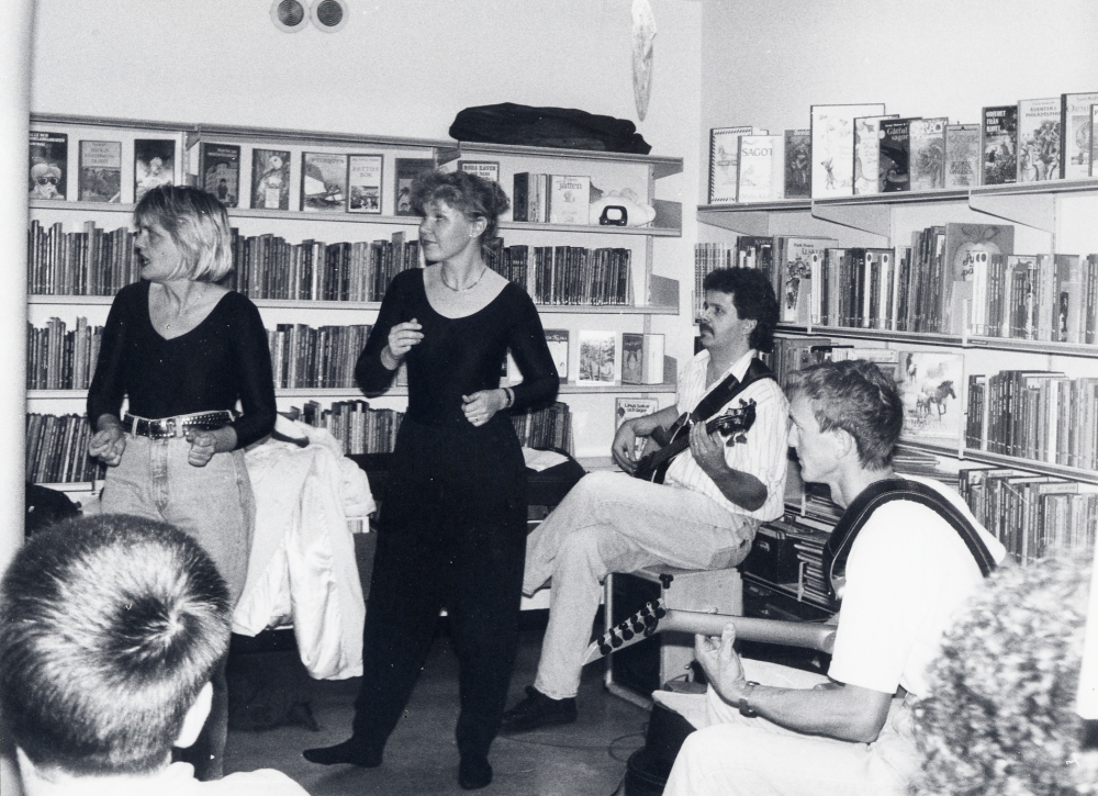 Bibliotekssöndag i Karby bibliotek med bokhjul, bokförsäljning och barnteater och smakprov från Össebyamatörerna.  Medarrangör är Vallentuna biblioteks vänner som också deltar med funktionärer.  I barnavdelningen spelar och sjunger några medlemmar ur Össebyamatörerna och ger ett smakprov från sin revy.  Fr v Anki Gustavsson, Carina Brunnberg, Svenne Andersson och Tomas Gustavsson