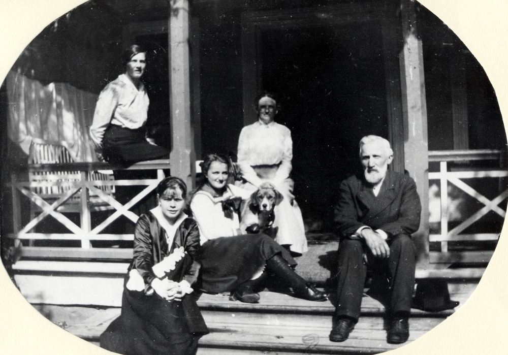 Per Erik Åslev blev kyrkoherde i Össeby-Garn 1916.  Här sitter han på trappan till Össeby-Garns prästgård tillsammans med fr v på trappräcket fröken Hammarstedt,som var i prästgården för att lära sig sköta hem och matlagning, fru Kristina Åslev samt på trappsteget med hunden sitter Viola Åslev samt nederst Hedvid Lindahl. Systern Linnea Åslev var anställd  hos familjen Lindahl för att lära dottern Hedvig spela piano och tala engelska.  Linnea skötte orgeln i Össeby-Garns kyrka och var mycket konstnärligt och musikaliskt begåvad.