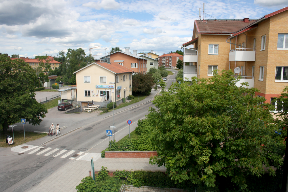 Huset med Vallento Pasta & Pizza vid Mörbyvägen / Allévägen. Huset revs 2022 inför bygget av en ny fastighet med hyresrätter. Till höger syns Alléhuset.