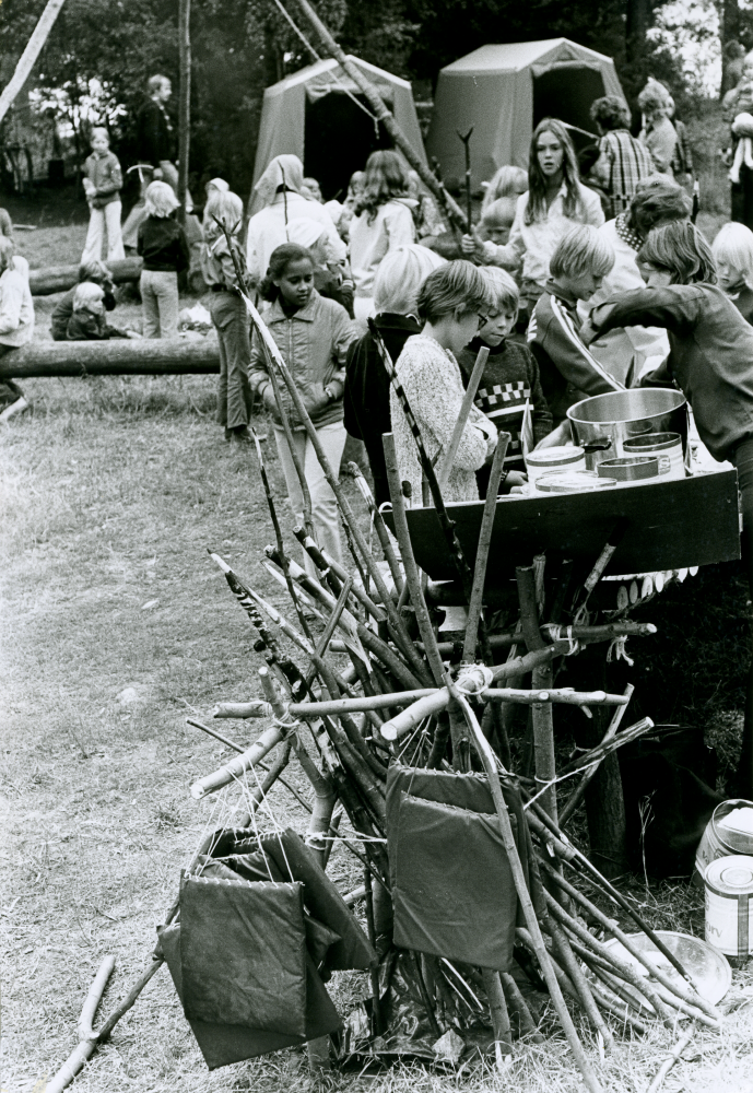 Öppet hus på Hammarbackens scoutgård. Demonstration av scoutliv för barn i alla åldrar. Naturkunskap, lektioner i utomhusmatlagning och visning av scouternas upprustade lokaler.
•Fotografiet ingår i bildserien ”Vardagsliv i Vallentuna kommun” av Rachael Gough-Azmier & Gunilla Blomé, Haga Studios HB.