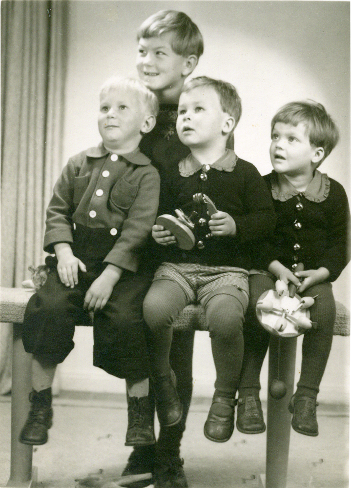 Första fotot på ”Jällstapojkarna”, lekkamrater på Jällsta gård. Från vänster: Timo Soumalainen, adopterad Ekholm, Jan-Erik Eriksson, Sami Soumalainen (Timos bror) och Björn Eriksson. Den enda levande nu (2020) är Timo, som växte upp på Ekskogens gård i Kårsta. Fotot är taget på Jällsta gård i Skyttorp, Viksta socken, Uppsala län och skickades till Timo och Samis föräldrar i Finland för att visa att de var välbehållna och framme i Sverige.
 
Timo och hans lillebror Sami kom till Sverige som finska krigsbarn 1944. Timo adopterades senare av ägarparet på Ekskogens gård i Kårsta, Inez och Manfred Ekholm. Läs mer i Timo Ekholms bok Krigsbarn 40.