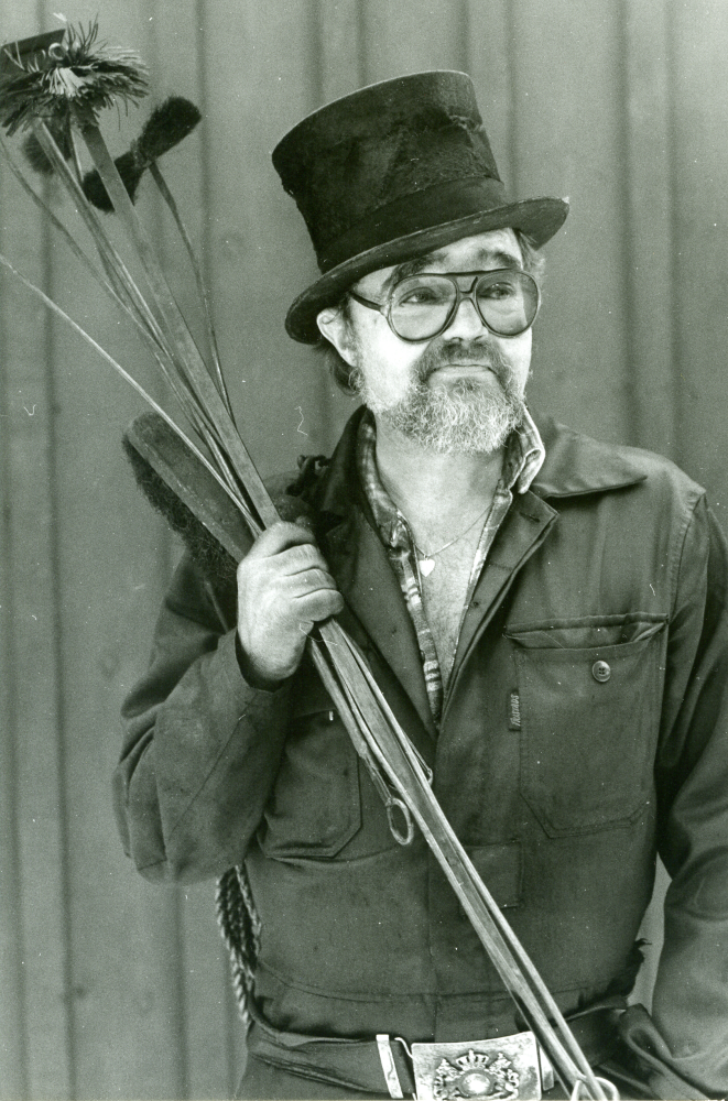 Skorstensfejarmästare Sven-Olof (Henrik) Henriksson. Henrik var sotare i Vallentuna från mitten av 1960- till mitten av 1990-talet. i hög hatt och med sotarens redskap på arbetsuppdrag i Gamla Haga vid Lindholmsvägen, Vallentuna. Märket på bältet är bevis för mästartiteln.
•Fotografiet ingår i bildserien ”Vardagsliv i Vallentuna kommun” av Rachael Gough-Azmier & Gunilla Blomé, Haga Studios HB.
