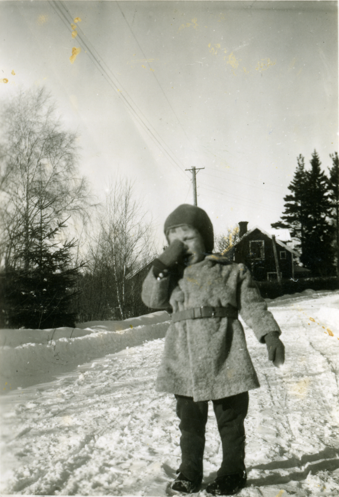 Lars Bornholm på Lingsbergsvägen utanför bostaden Gotthem (se bild 6108), vid nuvarande Södra Haga ca 1941. Huset som syns i bakgrunden låg i korsningen Lingsbergsvägen / Karlavägen.
