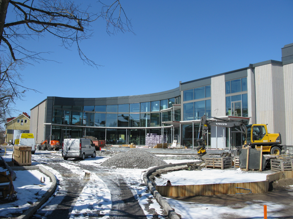 Kulturhuset i Vallentuna centrum håller på att färdigställas. Invigningen sker i november samma år.