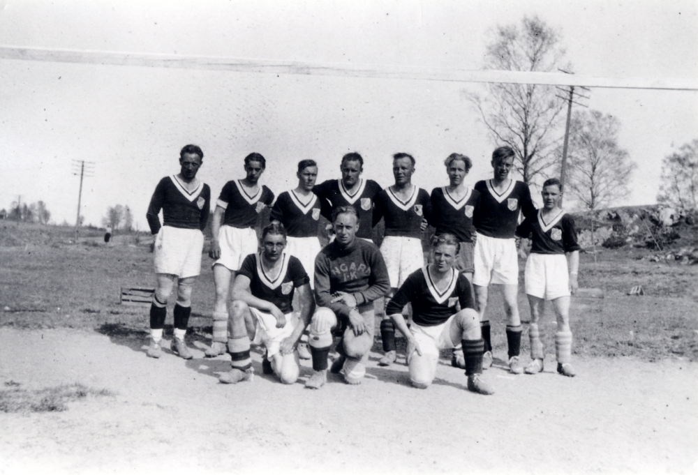 Angarns IK fotbollslaget, på gärdet mellan Haga och Granby. Stående fr v: Sven Frisk, Nisse Frisk, Gösta Johansson, Alf Felldin, Tage Undin, Arne Andersson, Sture Karlsson och Uno Johansson Sittande fr v Olle Frisk, målvakt Calle Hultgren och Valter Andersson