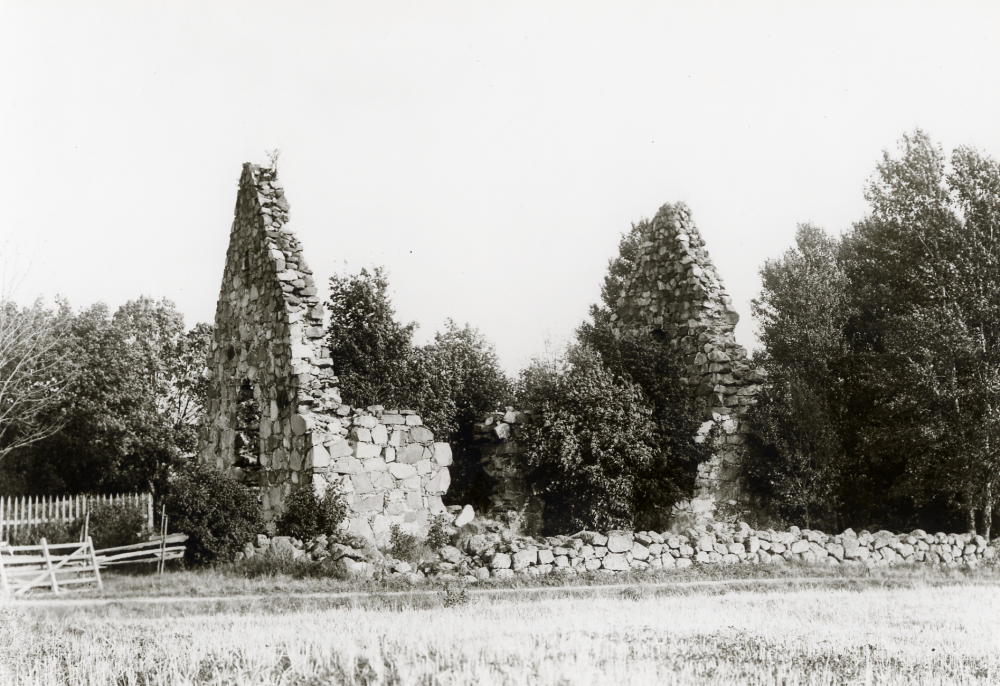 Össeby kyrka ödelades 1838 efter sammanslagning av Össeby och Garns socknar. Taket till Össeby kyrka brann efter ett åskväder 1856 och förföll sedan alltmer. 1961 startades ett restaureringsarbete av Össeby kyrkoruin, som pågick till 1971. Össeby hembygdsförening med eldsjälen Roland de Thorey och många andra arbetade med bidrag från enskilda och myndigheter.  1976 återinvigdes kyrkoruinen som kyrkorum. Friluftsgudstjänster hålls ett par gånger i ruinen varje år.  Original är en glasplåt som arkivet fått som gåva från Österåkers hembygds- och fornminnesförening vid ett besök i Vallentuna bildarkiv.
