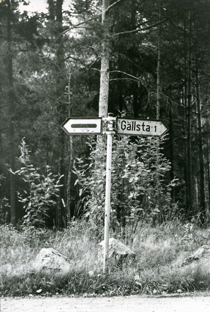 Gammal vägskylt väster om Vallentunasjön "Gällsta 1".
•Fotografiet ingår i bildserien ”Vardagsliv i Vallentuna kommun” av Rachael Gough-Azmier & Gunilla Blomé, Haga Studios HB.
