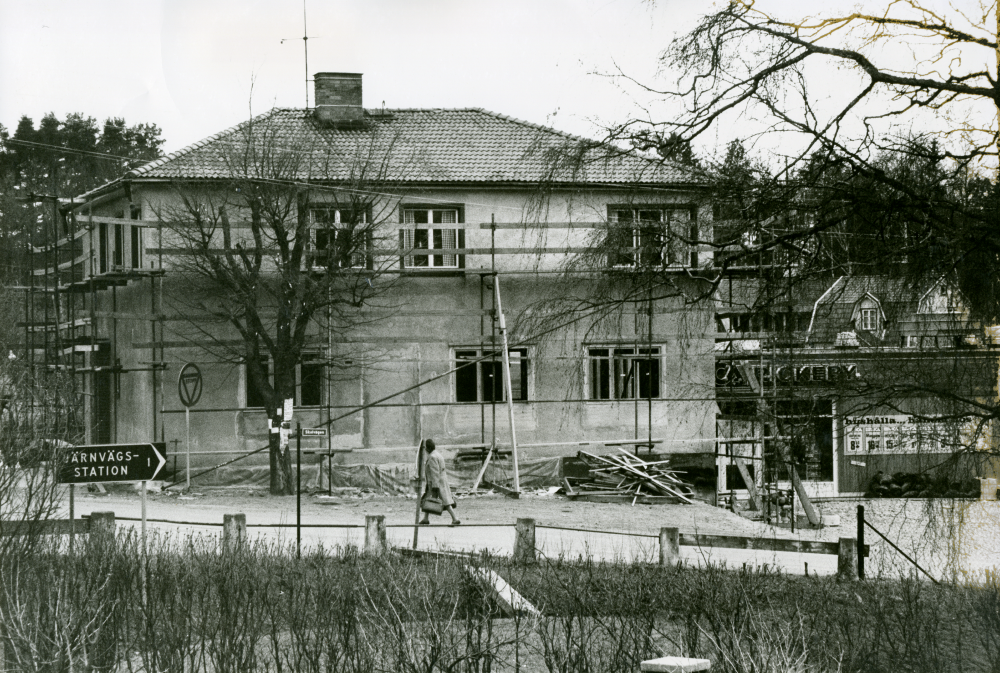 Den 22 februari 1973 blev "Sivertssons livs" på Skolvägen 1, nedanför Karlbergsvägen, "Ica Rickeby". Här renoveras fastigheten, som tidigare inrymde "Sivertssons livs", till privatbostad våren 1973. Den nya, enplansfastigheten som inrymmer Ica Rickeby skymtar till höger. Ica-butiken lades ner i slutet av oktober 2017.
•Fotografiet ingår i bildserien ”Vardagsliv i Vallentuna kommun” av Rachael Gough-Azmier & Gunilla Blomé, Haga Studios HB.