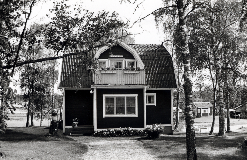 Björkesta, Karlbergsvägen i Vallentuna är bostad för Margit och Karl Ullgren.   Familjen driver Ullgrens handelsträdgård HB,  som bl a odlar sallad, persilja och purjolök