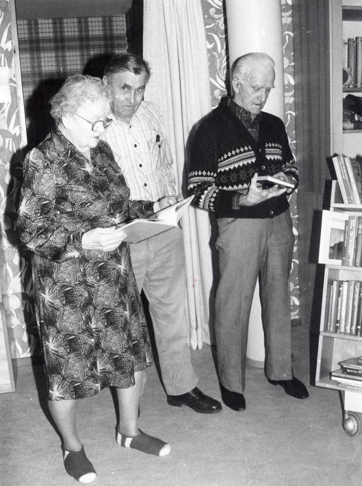 Vallentuna bibliotek besöker Dagcentralen i Karby och tar med böcker för utlån samt läser ur en bok och ger tips på bra böcker att läsa.  I vanliga fall sköter Gunvor Svensson den verksamheten i Karby, men denna gång gjorde Anna Brynell besök i Karby.  Fr v Ruth och Henning Hjalmarsson och Ruben Johansson.